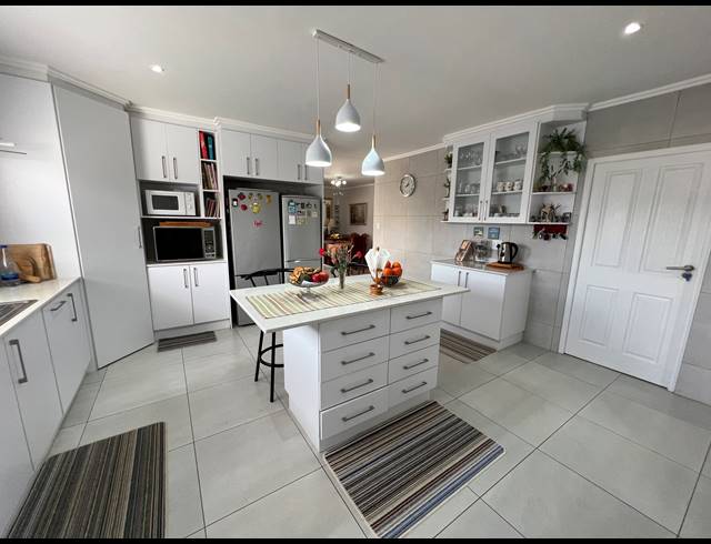 3 BEDROOM FREEHOLD FOR SALE IN JEFFREYS BAY CENTRAL
